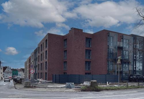 贝尔吉施格拉德巴赫Moderne Wohnung mit Loggia - Neubau 2023的街道边的红砖建筑