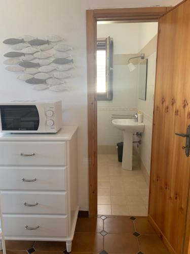 罗迪-加尔加尼科Mari-Mare Home的梳妆台上带微波炉的浴室