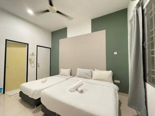 安顺Cozy 119 Homestay Teluk Intan的一间卧室配有两张床和吊扇