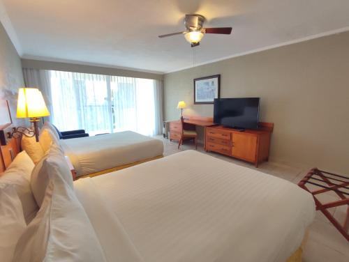 伊斯塔潘德拉萨尔Ixtapan de la Sal Marriott Hotel & Spa的酒店客房设有两张床和电视。