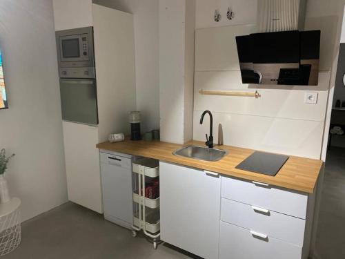 卡尼亚达新镇Apartamento moderno y centrico的一间带水槽和微波炉的小厨房