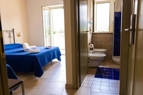 托尔托拉地中海塞纳托别墅酒店的一间带床和卫生间的浴室