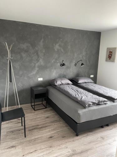 雷克雅未克Saga Apartments Reykjavík的一间卧室设有一张大床和灰色的墙壁