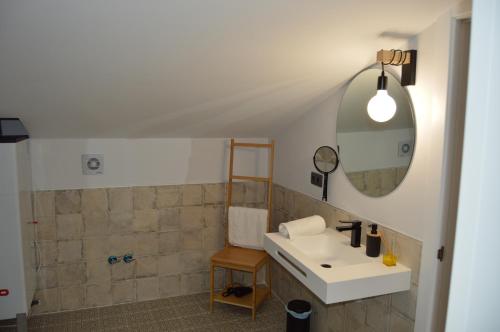 Santiago del CampoCasa Rural Casamanín的一间带水槽和镜子的浴室