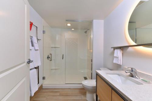 阿什维尔TownePlace Suites by Marriott Asheville Downtown的带淋浴和盥洗盆的白色浴室