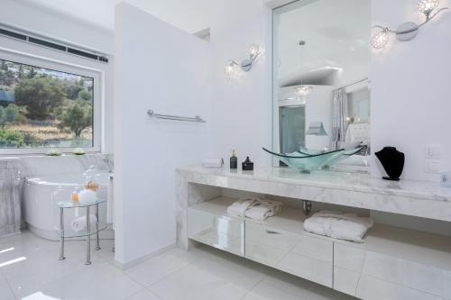 扎金索斯镇Dion Villa Zakynthos Greece的白色的浴室设有浴缸和水槽。