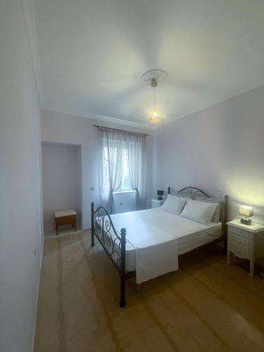 AnemómylosAnna's House的卧室配有白色的床和窗户。