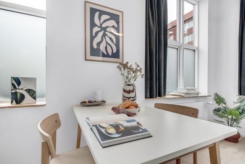 哥本哈根司丽普旅舍的白色的用餐室配有白色的桌椅