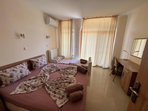 切尔诺莫雷茨Camping Gradina Garden Beach b33的酒店客房设有两张床和大窗户。