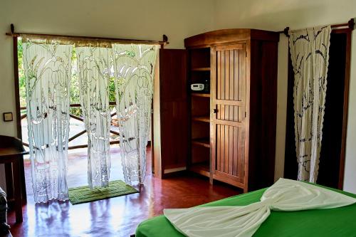 贝岛Villa MILENA的客房设有床和带窗帘的窗户。