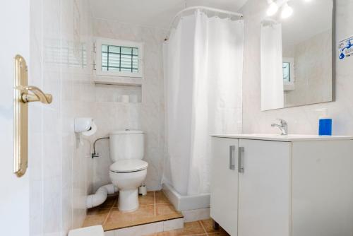 圣费兰-德瑟斯罗Apartamentos Mayans的白色的浴室设有卫生间和水槽。