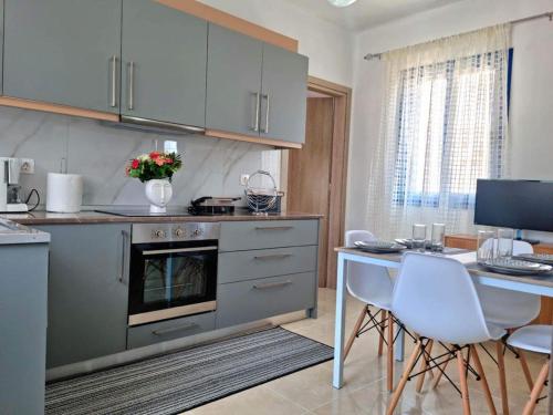 里瓦的亚Dionysia apartments的厨房配有桌子和桌椅