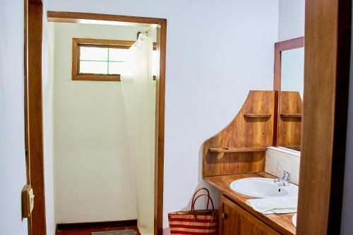 贝岛Villa MILENA的一间带水槽和镜子的浴室