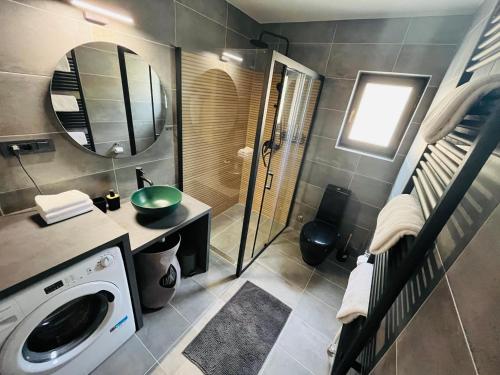 SelnoHoliday House Adamo的一间带洗衣机和镜子的浴室
