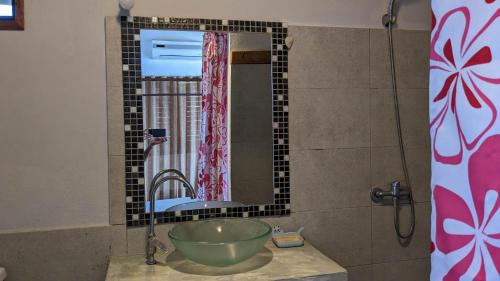 贝岛Hôtel chez Pat的一间带碗水槽和镜子的浴室