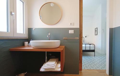 维泰博Ottantotto Viterbo的一间带水槽和镜子的浴室