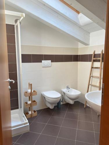 罗韦雷托Appartamento nel Borgo的浴室配有卫生间、坐浴盆和盥洗盆。