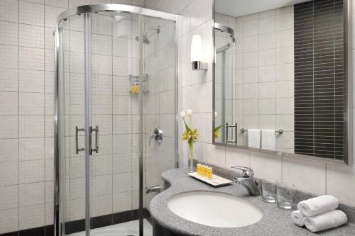 利雅德利雅得会议中心万豪行政公寓式酒店的一间带水槽和淋浴的浴室