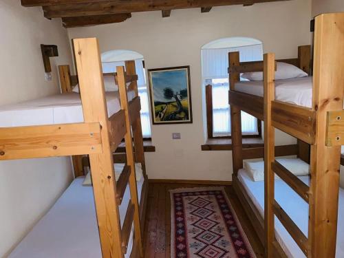 Guest House and Hostel VAL-MAR客房内的一张或多张双层床