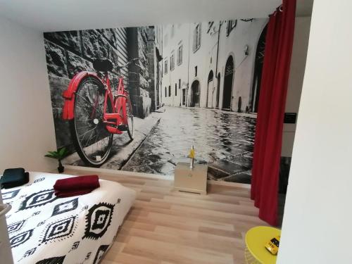 TonneinsLe Vélo Vintage, Beau 2 pièces centre ville的城市街道上一间带红色自行车的卧室