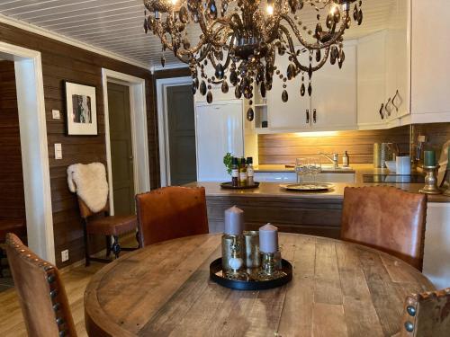 TyinkryssetBo lunt og koselig på Filefjell的厨房配有木桌和吊灯。