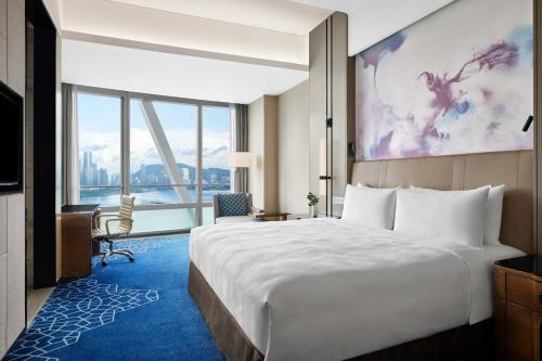 宝安深圳前海华侨城 JW 万豪酒店(宝安机场)的一间酒店客房,设有一张大床和一个大窗户