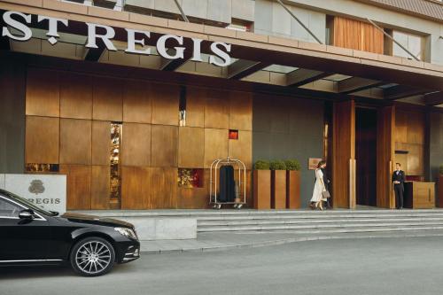 伊斯坦布尔伊斯坦布尔瑞吉酒店的停在商店前的一辆黑色汽车