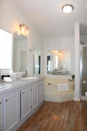 TecopaCalifornia Hot Springs 1 Bedroom的一间带两个盥洗盆和大镜子的浴室
