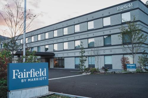 郡上市Fairfield by Marriott Gifu Gujo的前面有标志的建筑