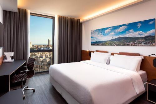 巴塞罗那巴塞罗那对角线福朋喜来登酒店的配有一张床、一张书桌和一扇窗户的酒店客房
