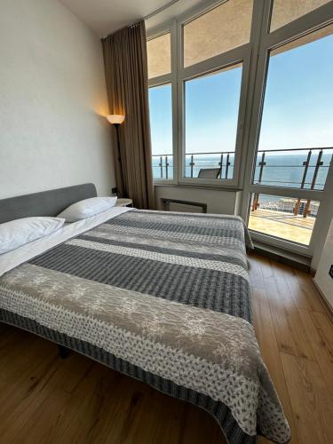 敖德萨Arcadia apartment & sea terrace的一间卧室设有一张床,享有海景