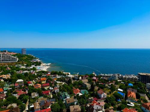 敖德萨Arcadia apartment & sea terrace的城市和海洋的空中景观