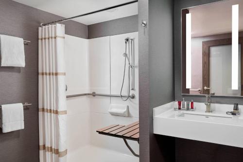 提内克蒂内克格棱波音特万豪酒店的一间带水槽和淋浴的浴室
