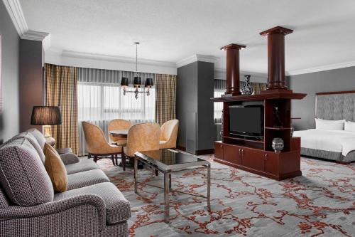 提内克蒂内克格棱波音特万豪酒店的带沙发、电视和床的客厅