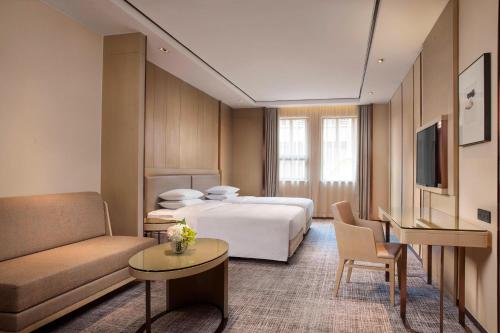 上海上海国际旅游度假区万怡酒店的酒店客房,配有床和沙发