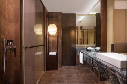 上海上海国际旅游度假区万怡酒店的一间带水槽和大镜子的浴室