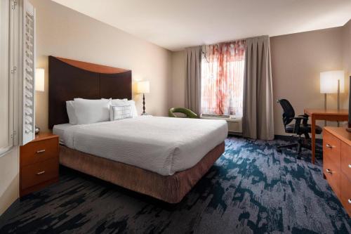 雷丁雷丁费尔菲尔德套房酒店的酒店客房设有一张大床和一张书桌。