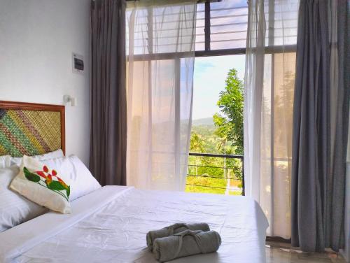 BariliLas Terrazas de Barili的卧室配有白色的床和大窗户