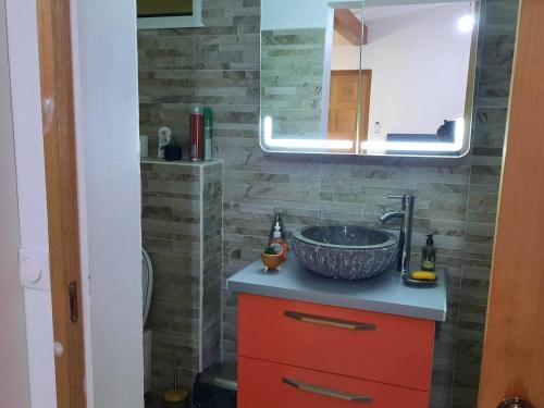 拜马欧bungalow hibis.kiss971的一间带水槽和镜子的浴室