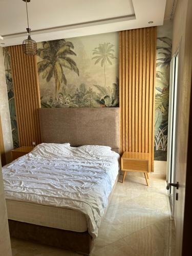 西迪拉哈尔Casa bay sidi rahal的一间卧室配有一张壁画床