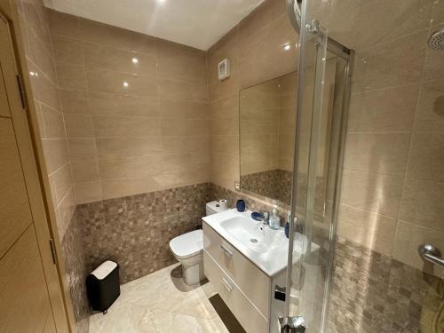 西迪拉哈尔Casa bay sidi rahal的浴室配有卫生间、盥洗盆和淋浴。