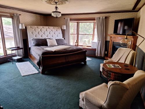 AltoonaOtter Creek Eau Claire Altoona的一间卧室配有一张床、一张沙发和一把椅子