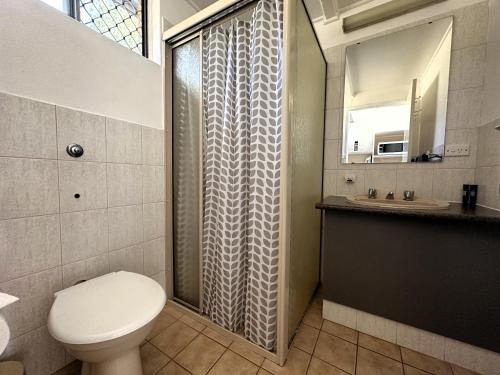 WarialdaSunflower Motel的带淋浴、卫生间和盥洗盆的浴室
