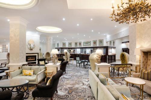 约翰内斯堡约翰内斯堡桑顿三角琴万豪Protea酒店的大堂配有沙发、桌子和壁炉。