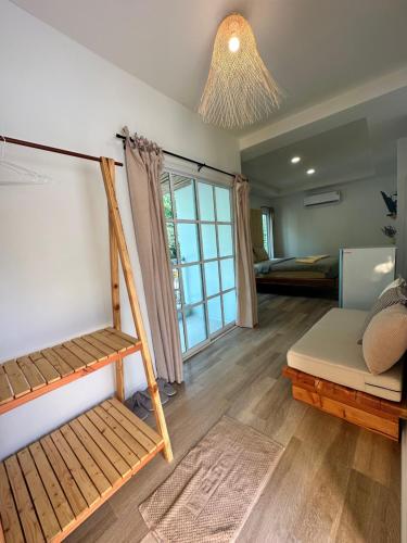 沙美岛Kala Krang Nueng的带双层床和梯子的客房