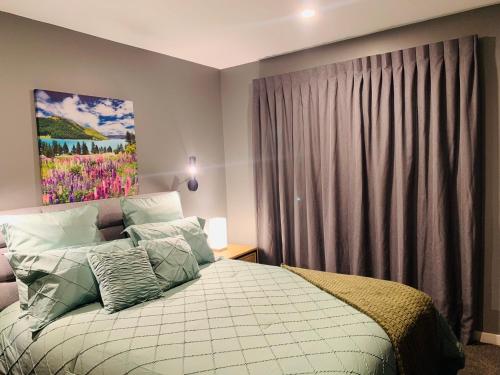 但尼丁Quiet home with modern touch的一间卧室配有一张壁画床