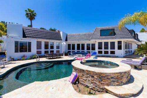 洛杉矶Beverly Hills City View Mansion的一座带游泳池和房子的度假屋
