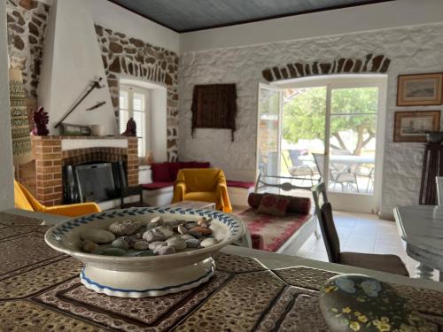 斯派赛斯Villa Ancora Spetses的客厅,桌子上放着一碗岩石