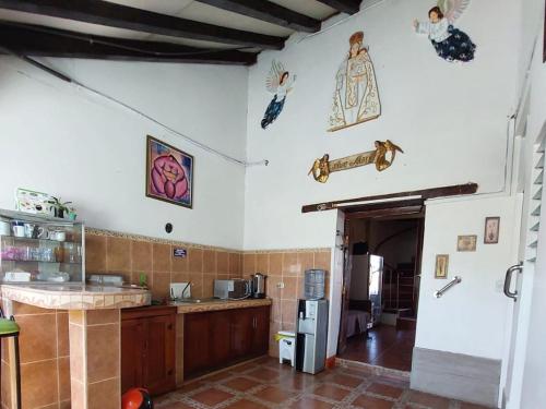 莱昂Hostal Ruinas de San Sebastián的厨房配有柜台和冰箱。