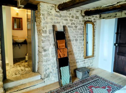 Laferté-sur-AmanceChateau d 'Impasse的一间设有石墙和镜子的客房